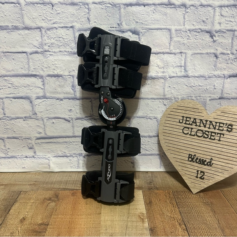 DONJOY X-ACT Rom Flexion Post-Op Hinged Knee Brace Adjustable Adult Sizing.